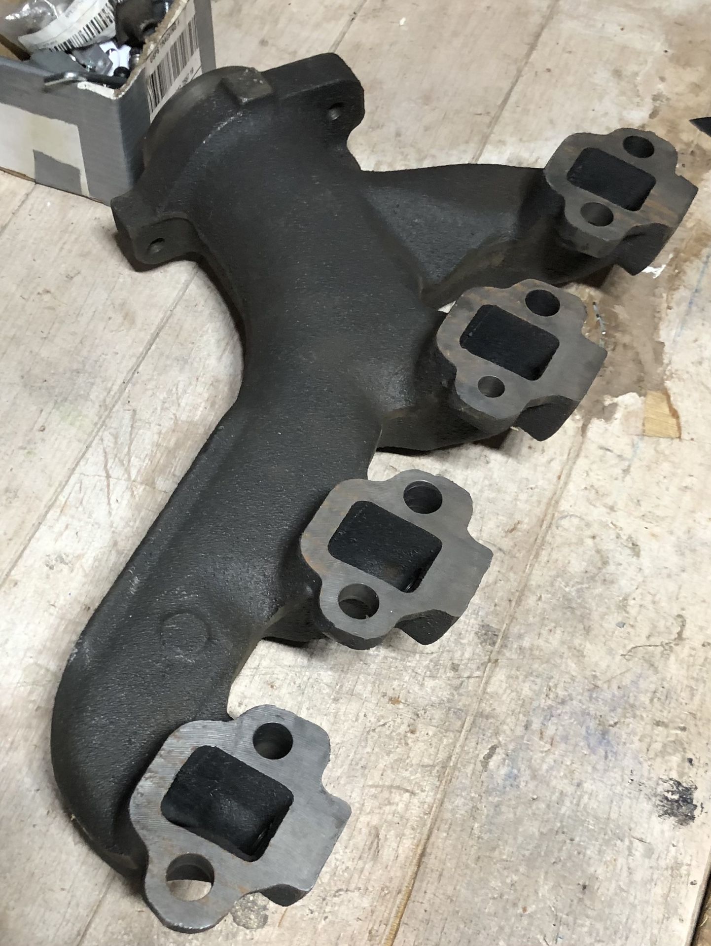 LH & RH Exhaust Manifolds 351 Windsor New