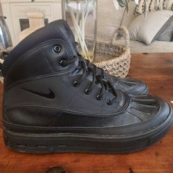 NIKE ACG Woodside Boot GS Black Waterproof Kids Size 7 Y. Great Condition! Nice for Back to School!