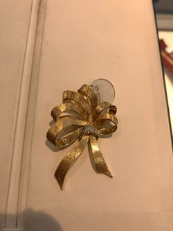 Women’s bow pin