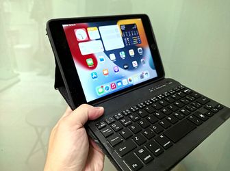 iPad mini 4 128GB Wi-Fi Space Gray + Backlit Bluetooth Keyboard Case