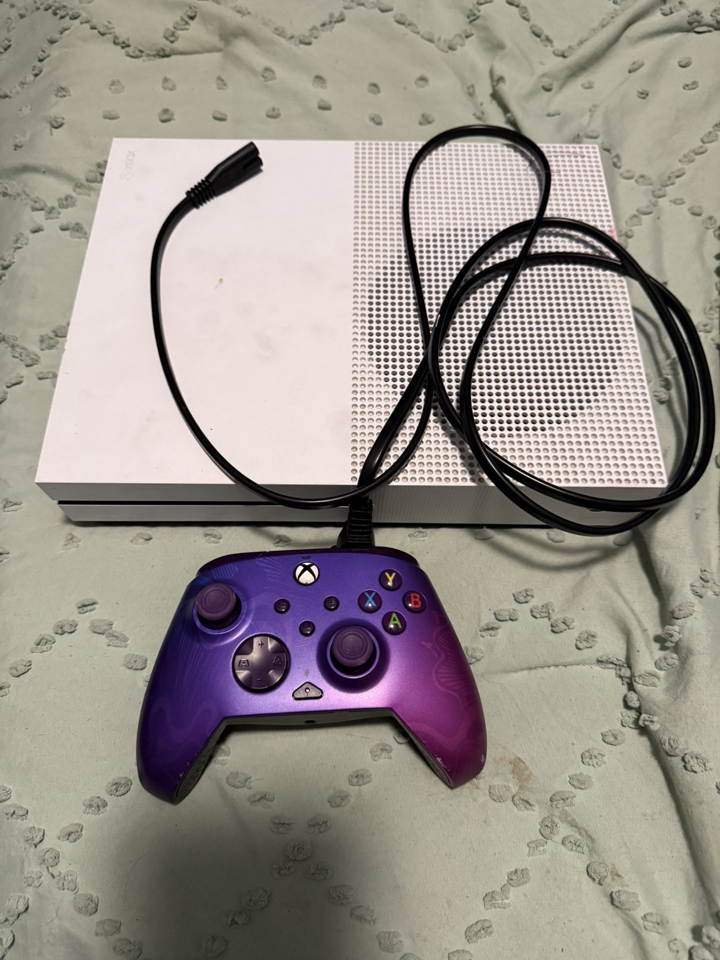 Xbox 1 With Brand New Controller 