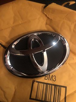 New Toyota Corolla 2013 front logo