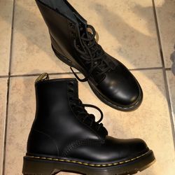 1460 Women’s Doc Martin’s Boots