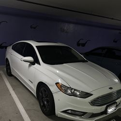 Ford Fusion Hybrid 2018 SE – Leather Seats – Sunroof – Excellent on Gas