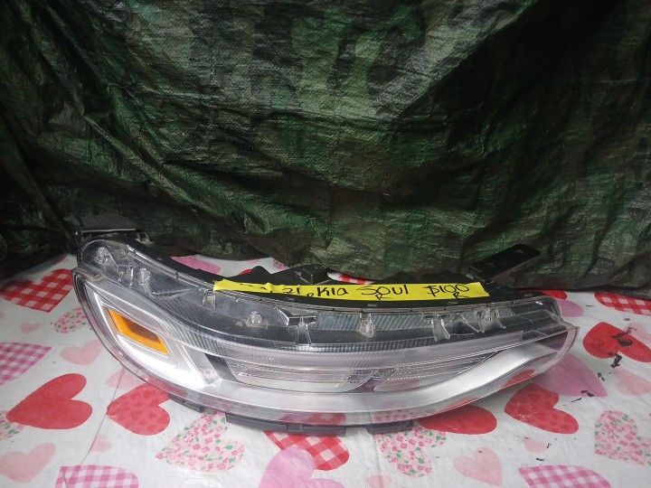 2020-21 Kia Soul Right Headlight