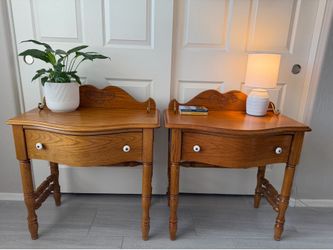 Pair Of Solid Oak Wood Pulaski Keepsakes Nightstands Bedside Tables