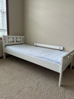 Toddler bed with a mattress