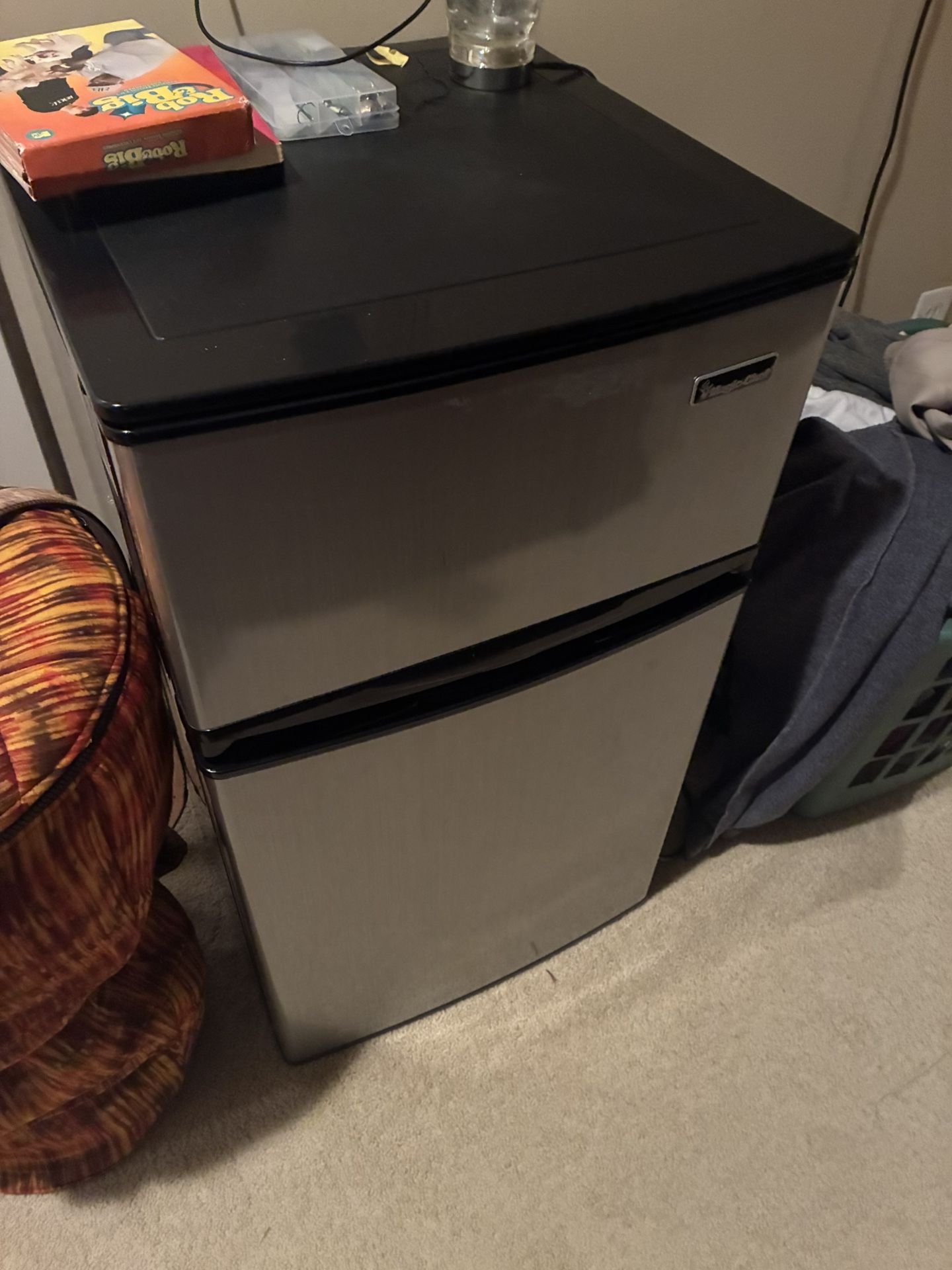 Magic Chef Mini Fridge/freezer