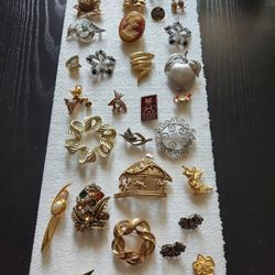 Lot Of Vintage Brooches