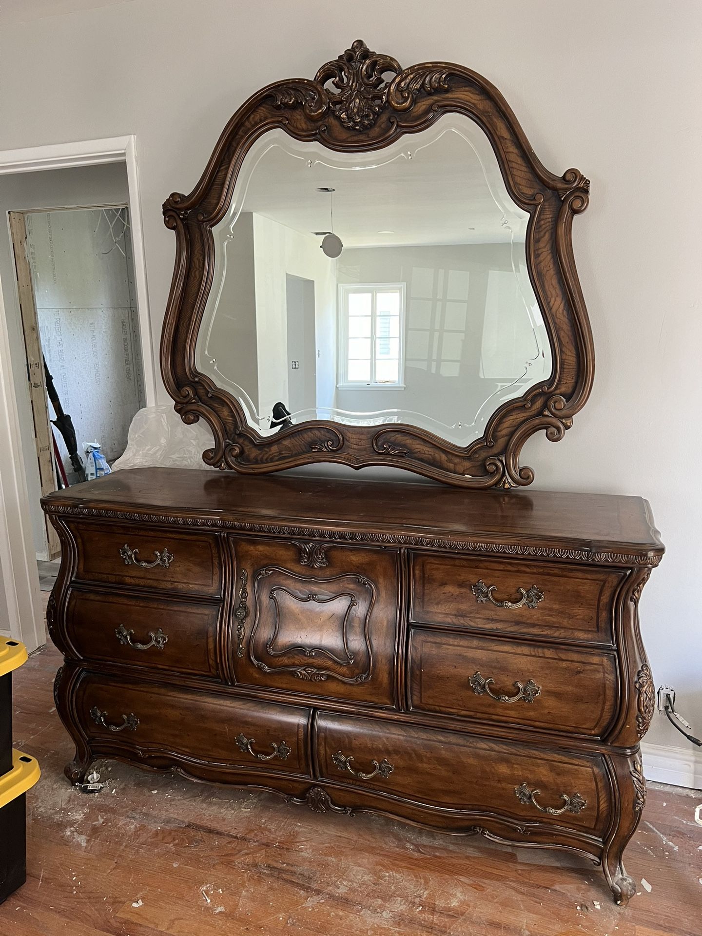 Dresser With Mirror