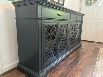 Cabinet / Credenza