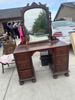Vanity dresser