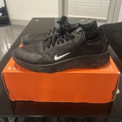Mens Used Black/White Nike Renew Lucent Shoes Size 10.5