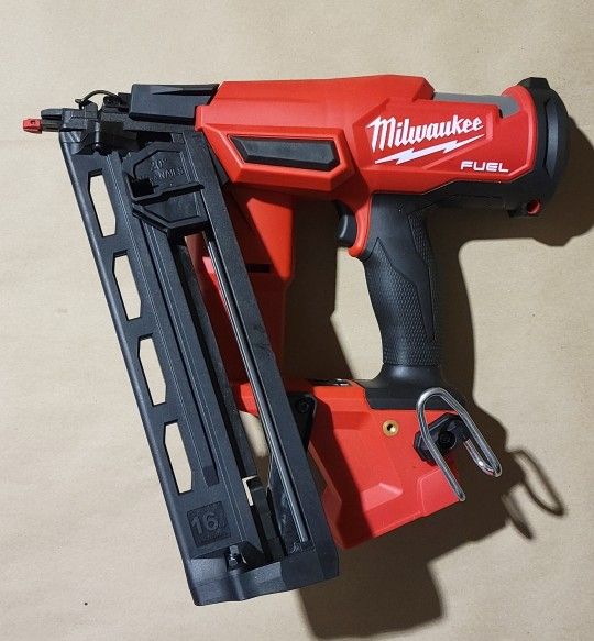 Milwaukee 2841-80 M18 FUEL 16 Gauge Angled Finish Nailer