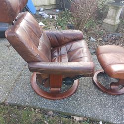 EKORNES STRESSLESS BROWN LEATHER CHAIR AND OTTOMAN