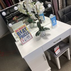 Lovely  Vanity  🤩 Easy Financing Available 👍 Free Delivery 🚚 