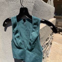Green crop top women size small by urban outfitters Measurements Call in 14.5 inches in length and 11 inches across the chest, our pit to armpit