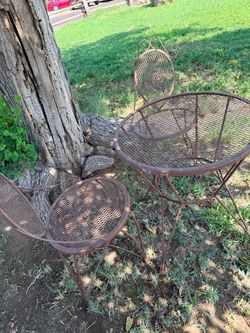 Medium-sized 3-piece patio set