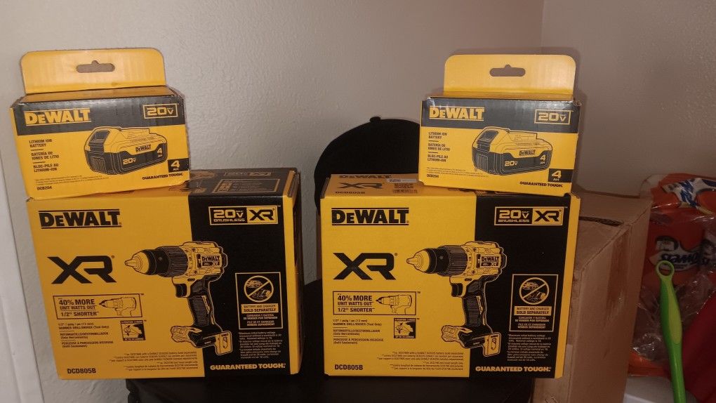 20V DEWALT (XR) BRUSHLESS HAMMER DRILL WITH 20V MAX 4AH BATTERY PACK $120 EACH COMBO SET