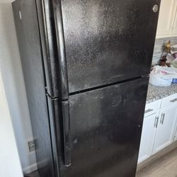 GE Refrigerator For Sale 