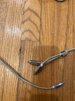 Belkin stereo audio cable featuring a 3.5mm mini-jack plug on one end and two RCA connectors on the other.