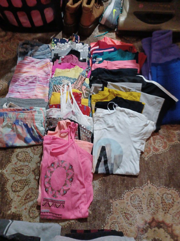 Very Nice Girls. Size 10/12 & Small Junior. 33 Pieces Clothes Bundle 