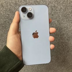 Factory Unlocked Iphone 14 128 gb comes with store warranty 