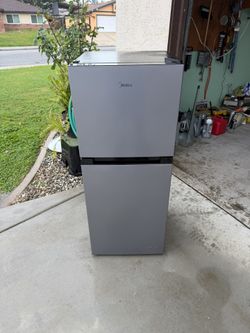 Mini Fridge w/ freezer