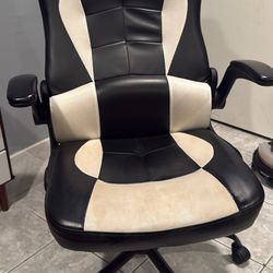 Black-and-white gaming chair/ silla para gamers