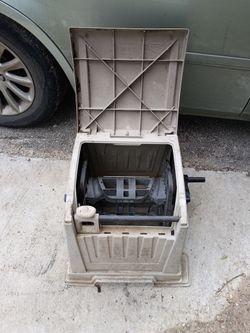 Suncast Resin Outdoor Hose Hideaway with Lid