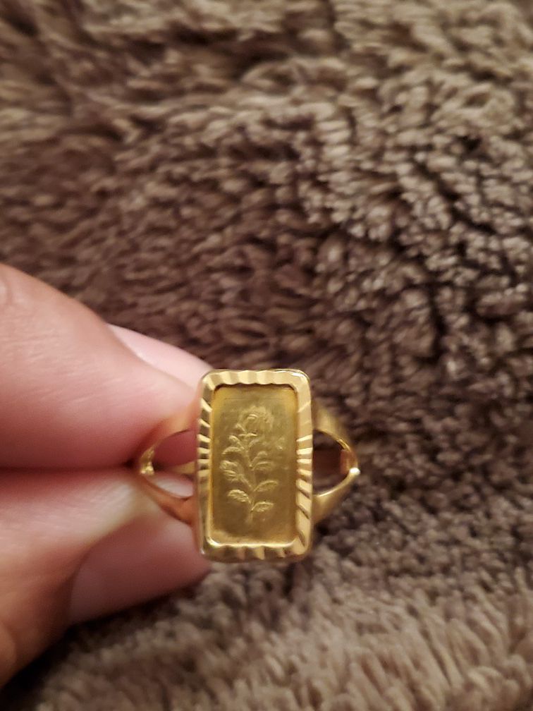 Gold ring / anillo de oro