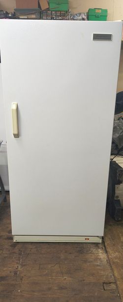 FRIGIDAIRE 20 CU. FT. UPRIGHT FREEZER.