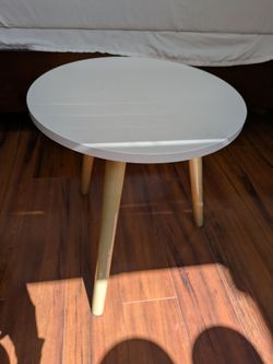 3 legged round stool, 15 inch dia, 16.5 inch height