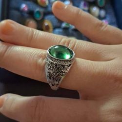 Shinny Green Vintage Ring Size 8