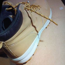 NIKE. MEN'S MANOA LEATHER HIKING BOOT SIZE  11.5