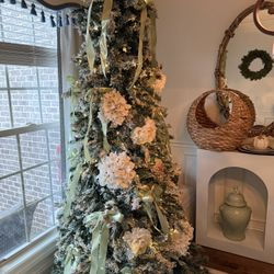 9’ Flocked Tree