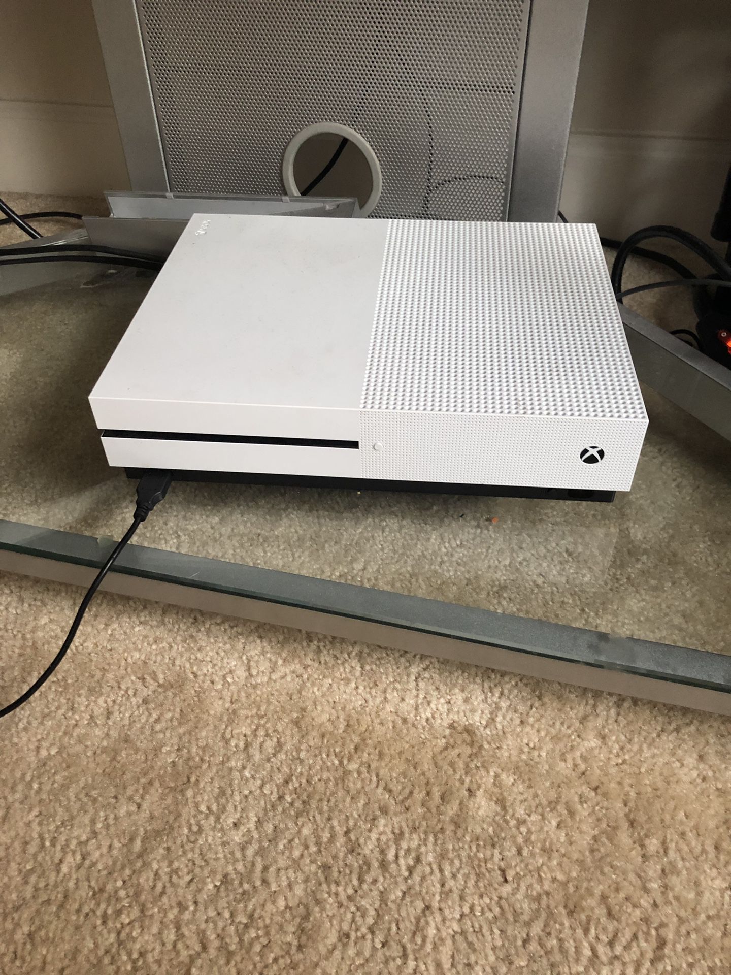 Xbox one s 1TB 150$ 2 controllers/ 1 wired controller