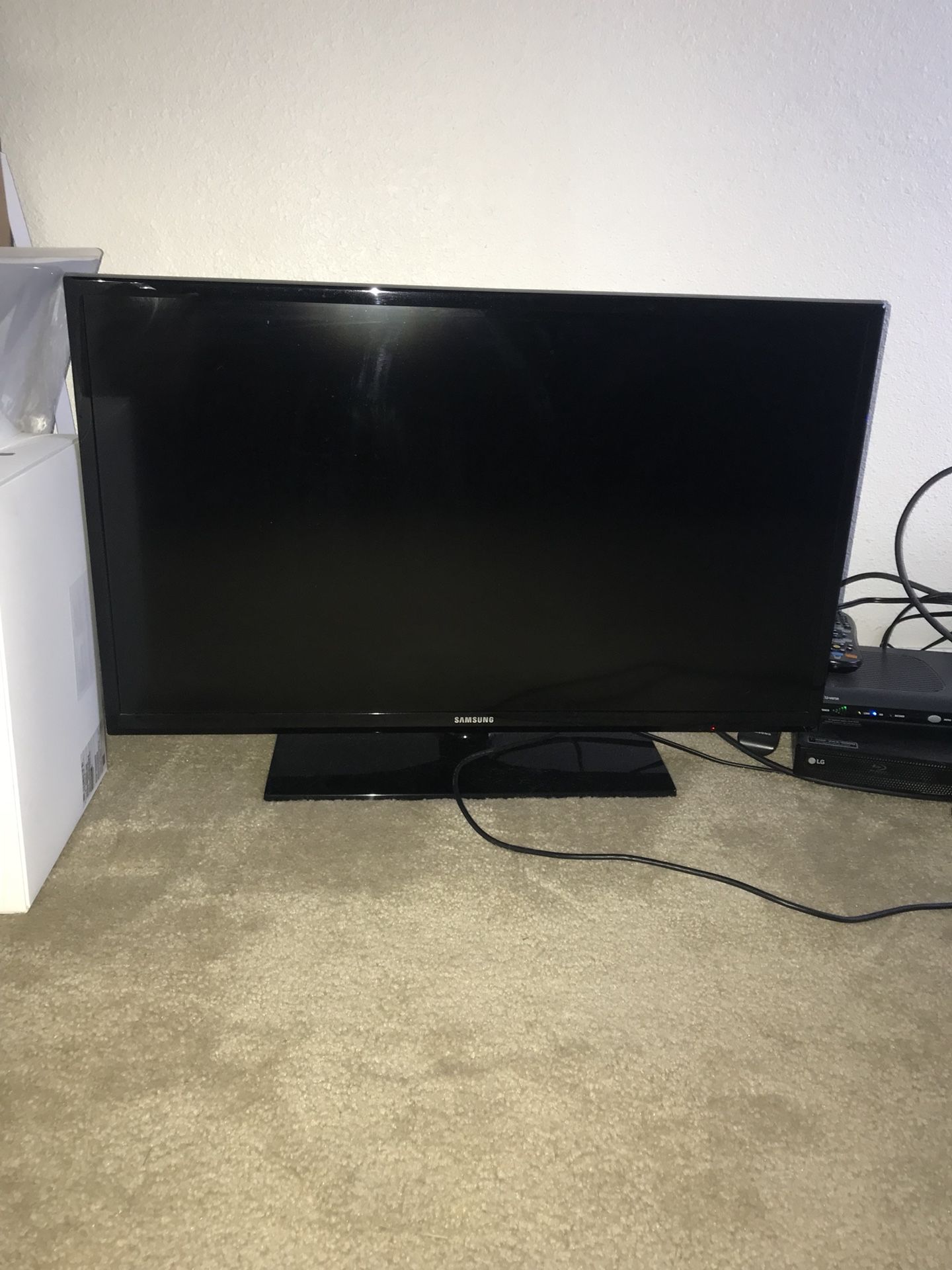 LIKE NEW Samsung UN32EH4003 32" LED TV