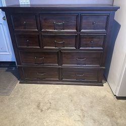 Fergus Gentleman's Chest