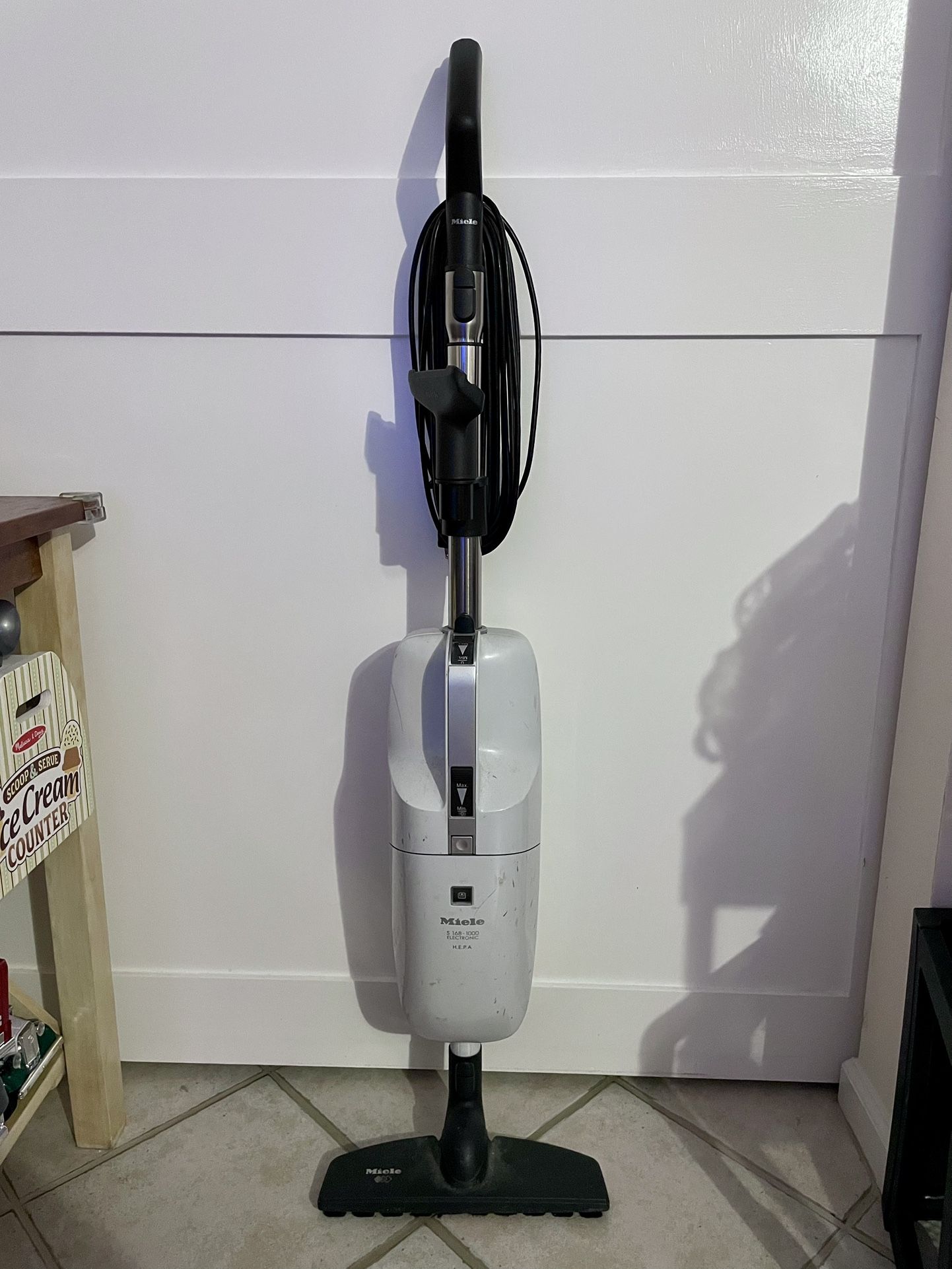 Miele White Upright Stick S168 HS07 1000 Electronic Vacuum
