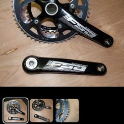 This FSA Gossamer compact crankset features a 172.5 mm crankarm length and double chainrings with 50/34t teeth; compatible with BB30 bottom bracket sy