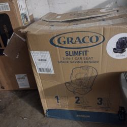 Brand New GRACO Slim fit 3-1 Carseat!