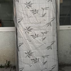 Twin Size Pillow Top Mattress / Colchón Twin Pillow Top 