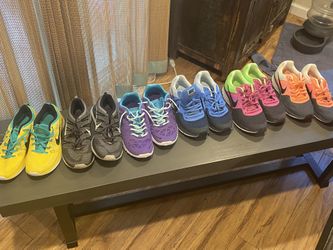 WOMENS NIKES SIZE 9