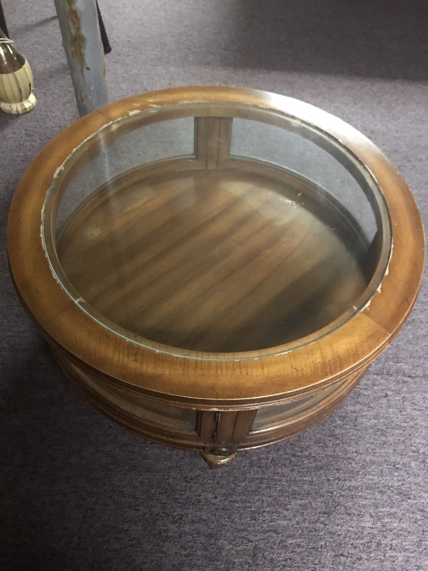 HEIRLOOM WEIMAN QUALITY ROUND DISPLAY COFFEE TABLE 28”