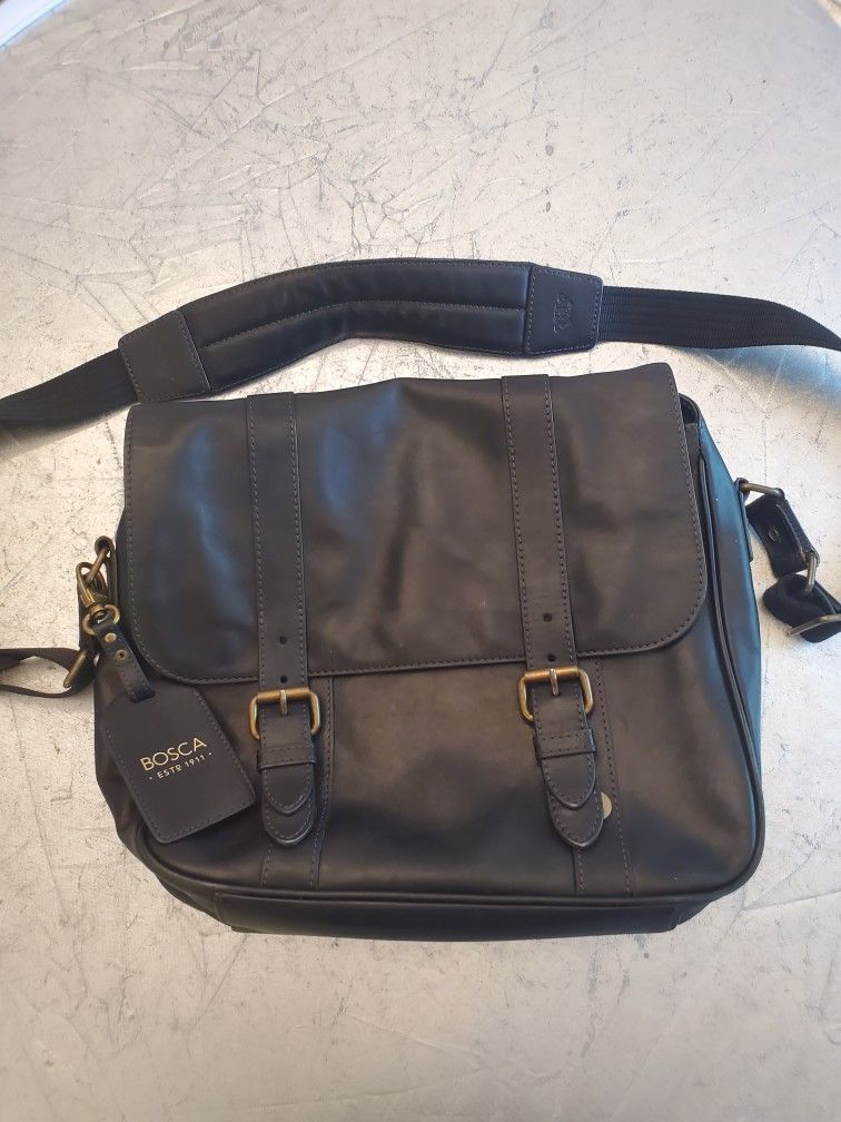 Bosca high end black leather messenger bag great condition elegant tendy, profession business wear