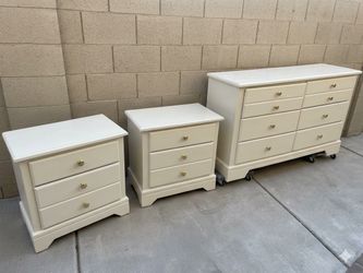Dresser with 2 matching nightstands
