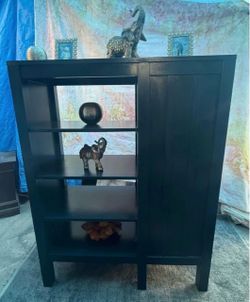 Beautiful dresser with drawers and shelves blue color is big with plenty space for clothes and decor has been painted!🌺