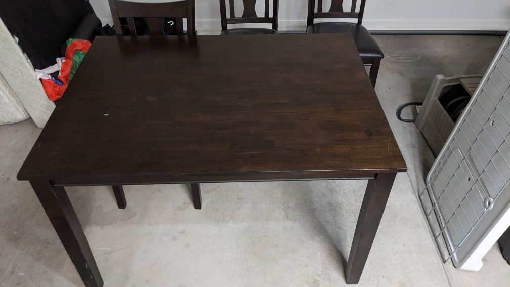 Kitchen Table / 4 Chairs