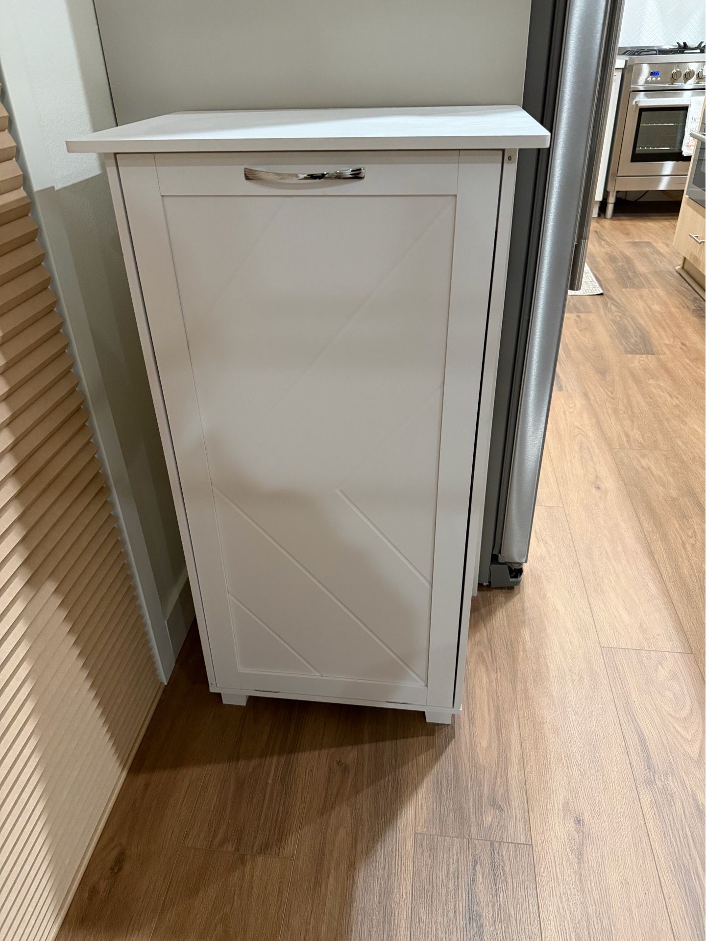 Trash can cabinet